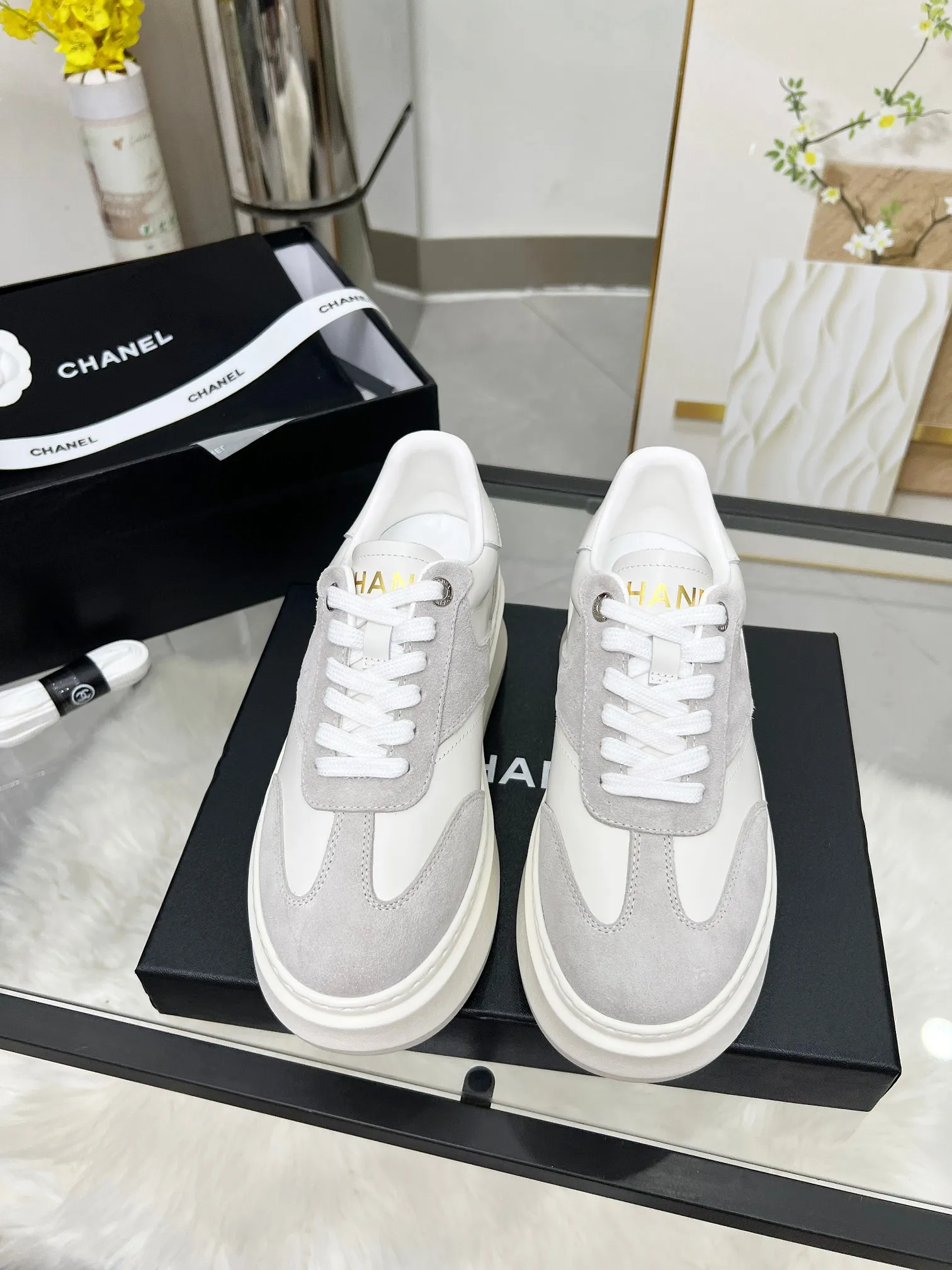👟👟Ex-factory price 480👟👟 CHANEL 25C spring and summer new sports shoes official website is available at the same time ❤️ Counter out-of-stock kings. Major bloggers are recommending new styles on social days. This season’s new styles are simply eye-catching and look great on the feet. The casual casual sports style is refreshing and natural, interpreting Chanel’s fashionable femininity. The overall customization makes all sports models on the market at that time obsolete. This series is now available for sale! The upper is made of custom imported pebbled calf leather ➕ custom frosted calf leather. The lining is made of original one-to-one professionally customized mesh. Hardware accessories. Original full set of molds (not common in the market). Original custom molded TPU combination outsole. Height 4 cm. Women's size 35-39.